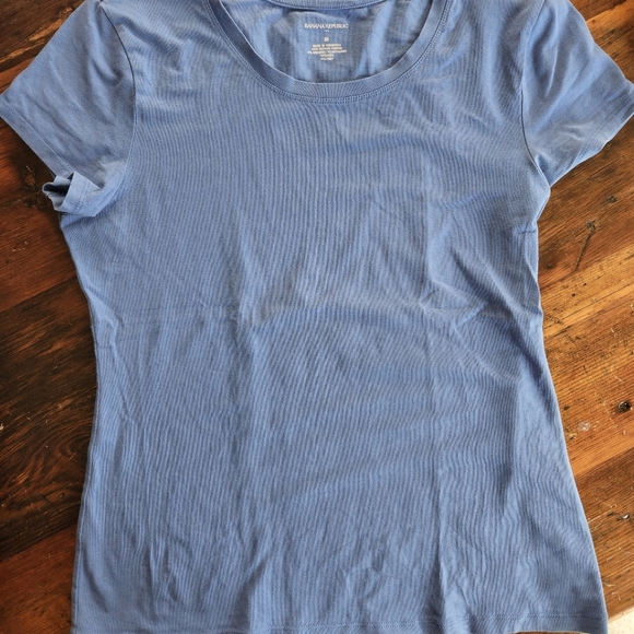 BANANA REPUBLIC FITTED TEE,  SIZE M , BLUE, EUC - Picture 1 of 2